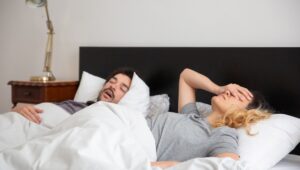 Cum poți reduce sforăitul: cauze, soluții și semne de alarmă